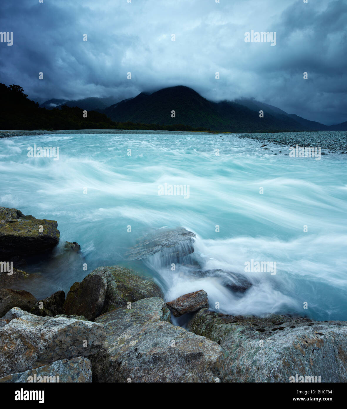 Un fiume tempestoso scena sulla Nuova Zelanda West Coast Foto Stock