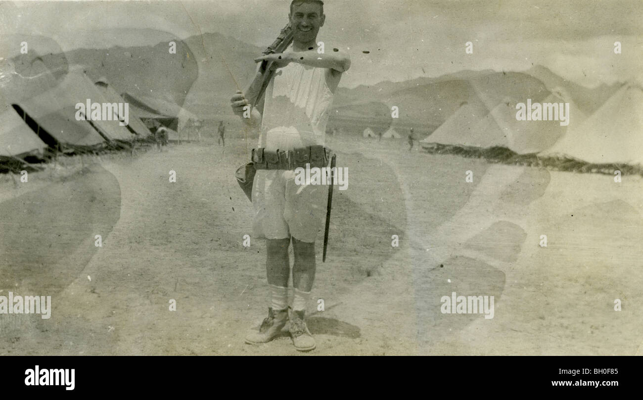 Soldato con fucile e sciabola. Stati Uniti Cavalleggeri lungo il confine messicano Foto Stock