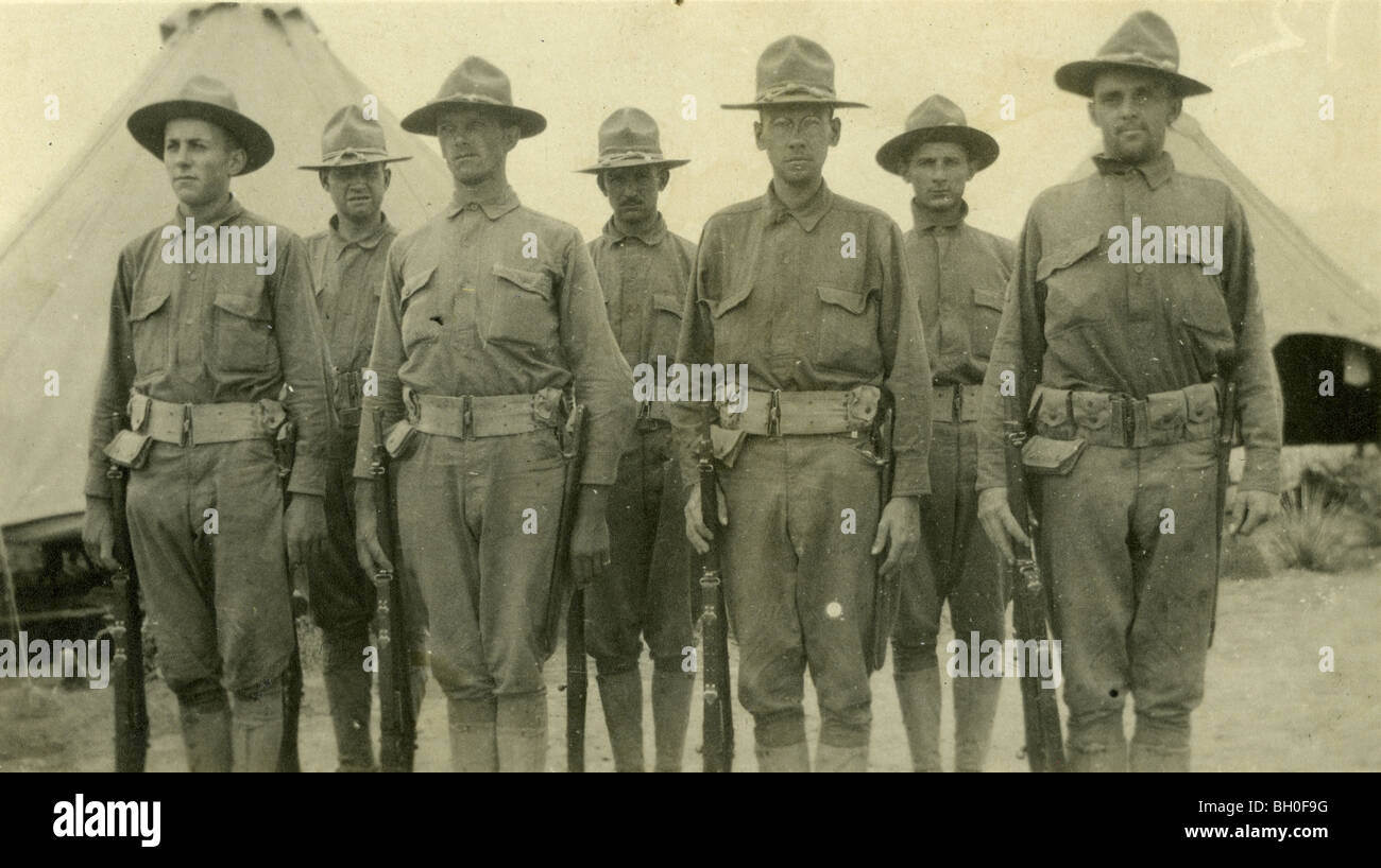 I soldati in formazione con M1 fucili. Stati Uniti Cavalleggeri lungo il confine messicano M1903 fucile bolt action Foto Stock