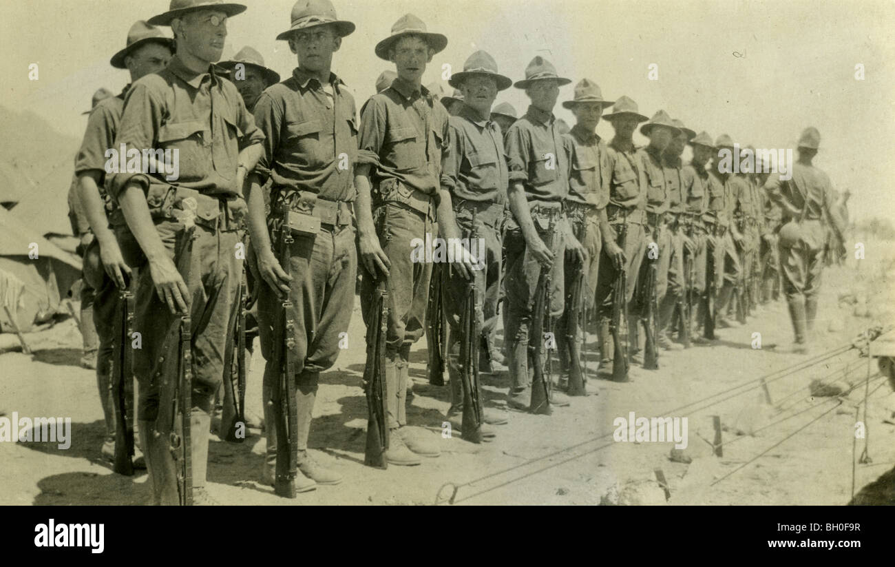 I soldati in formazione con M1 fucili. Stati Uniti Cavalleggeri lungo il confine messicano Foto Stock