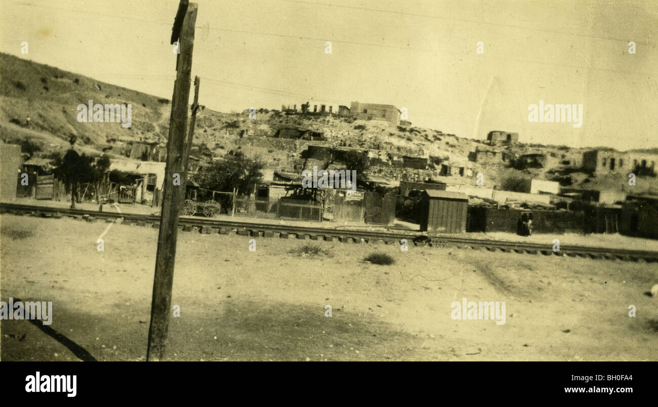 Villaggio messicano vista con binari del treno. Stati Uniti Cavalleggeri lungo il confine messicano Foto Stock