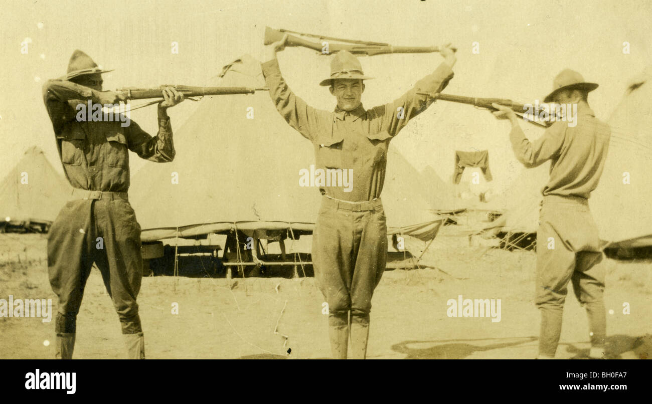 Tre soldati con 1903 Springfield M1 goofing fucili per la foto. Stati Uniti Cavalleggeri lungo il confine messicano Foto Stock