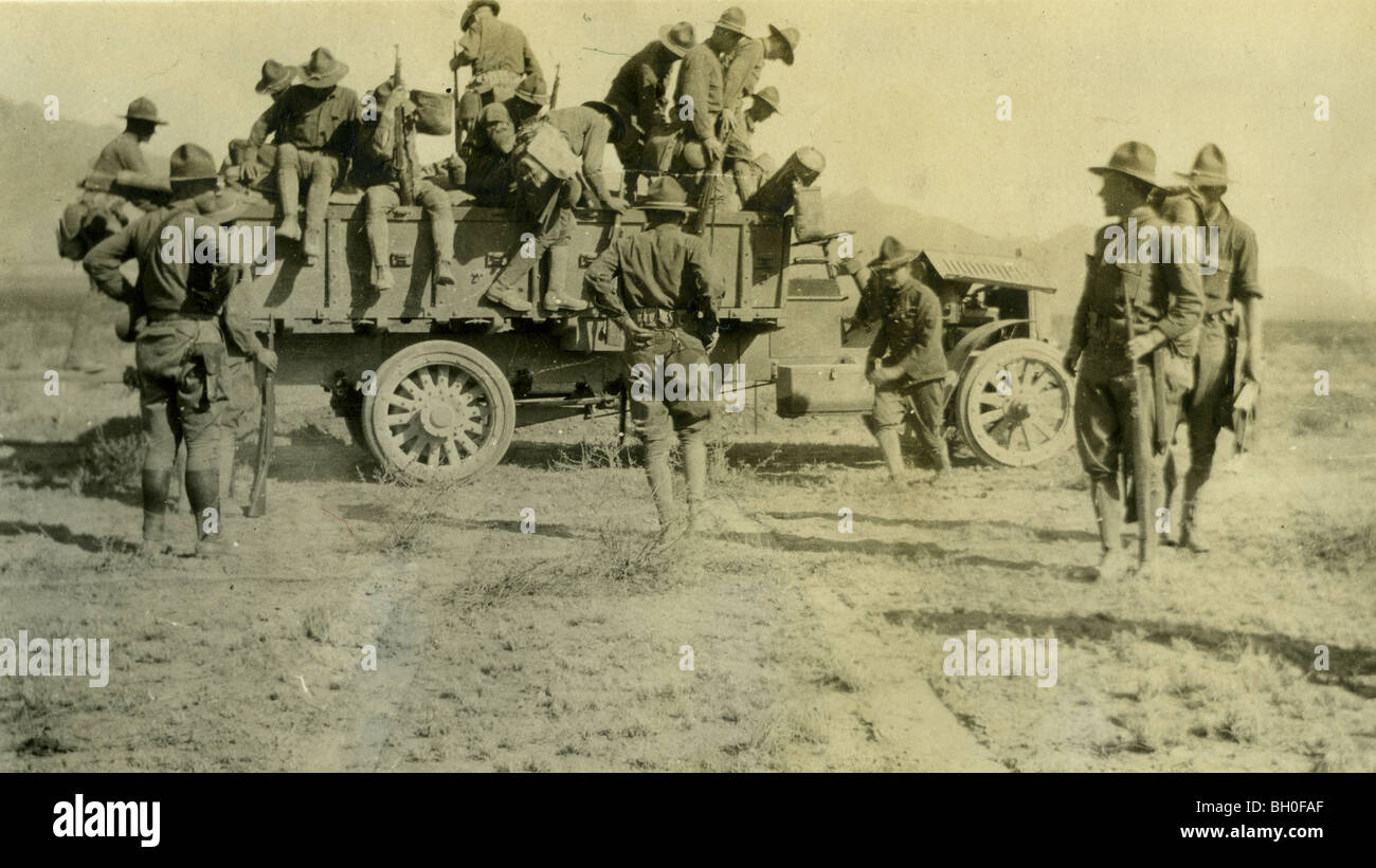 I soldati lo scarico da un inizio di camion militare. Stati Uniti Cavalleggeri lungo il confine messicano Foto Stock