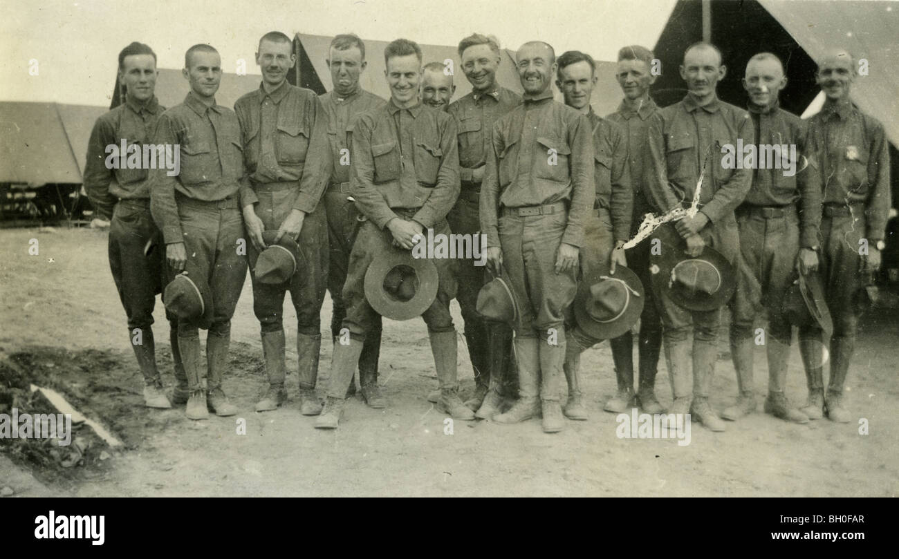 Soldati con tanto di cappello rilassato per foto di gruppo. Stati Uniti Cavalleggeri lungo il confine messicano Foto Stock