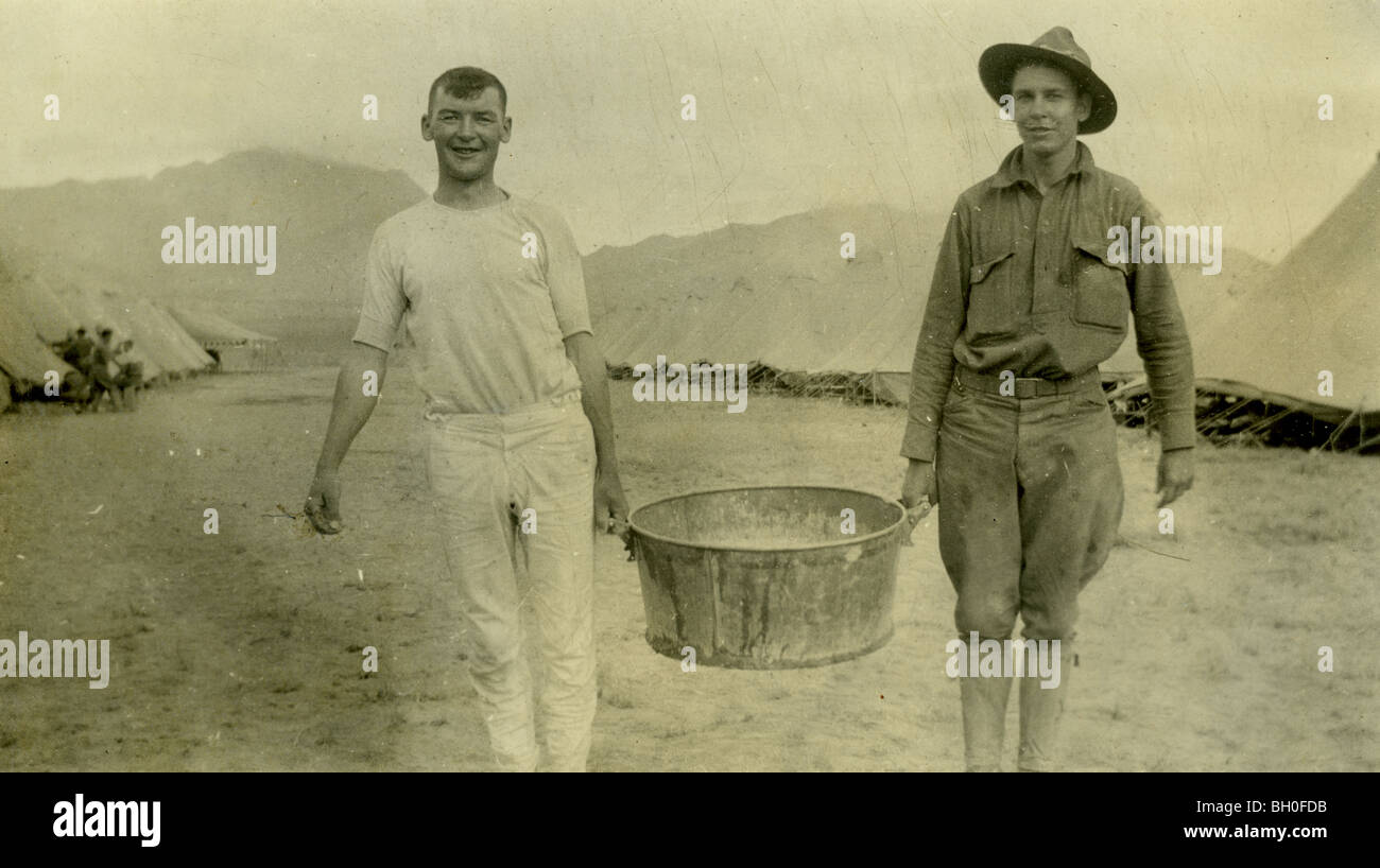 Due soldati tenendo un cucchiaio. Stati Uniti Cavalleggeri lungo il confine messicano Foto Stock