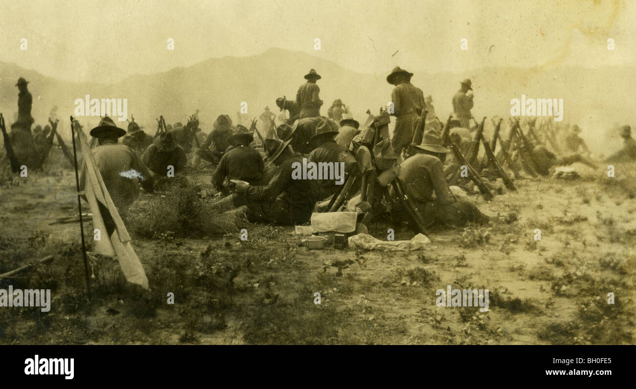 Cavalleggeri prendendo una pausa. Stati Uniti Cavalleggeri lungo il confine messicano M1903 fucile bolt action Foto Stock