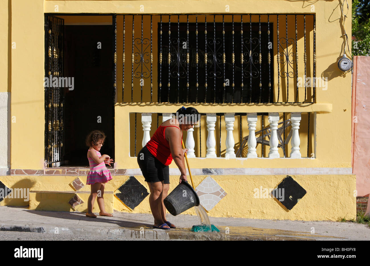 Una donna non la pulizia di fronte a una casa, Barahona, Repubblica Dominicana Foto Stock