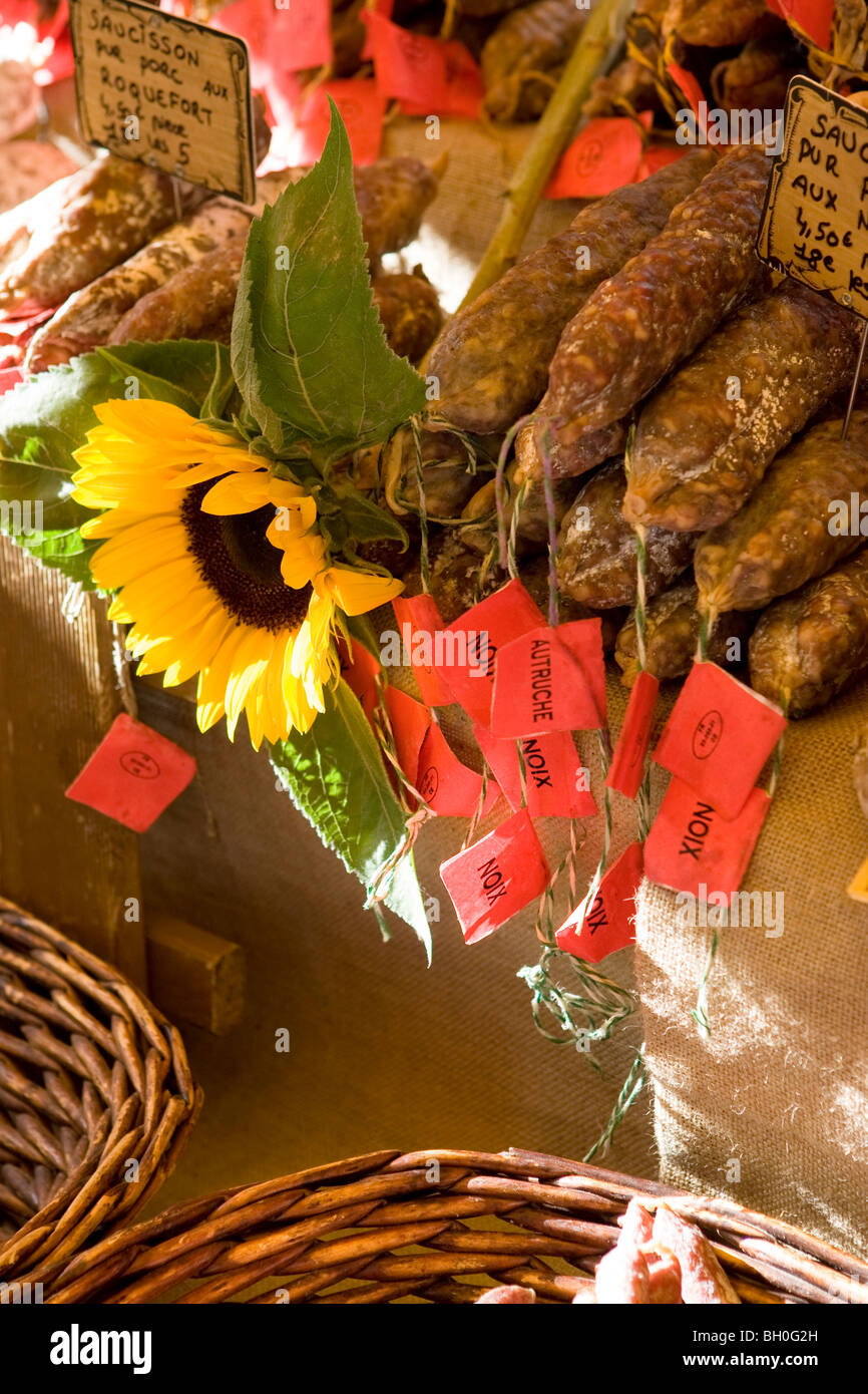 Salsicce per la vendita al mercato in St Remy Francia Foto Stock