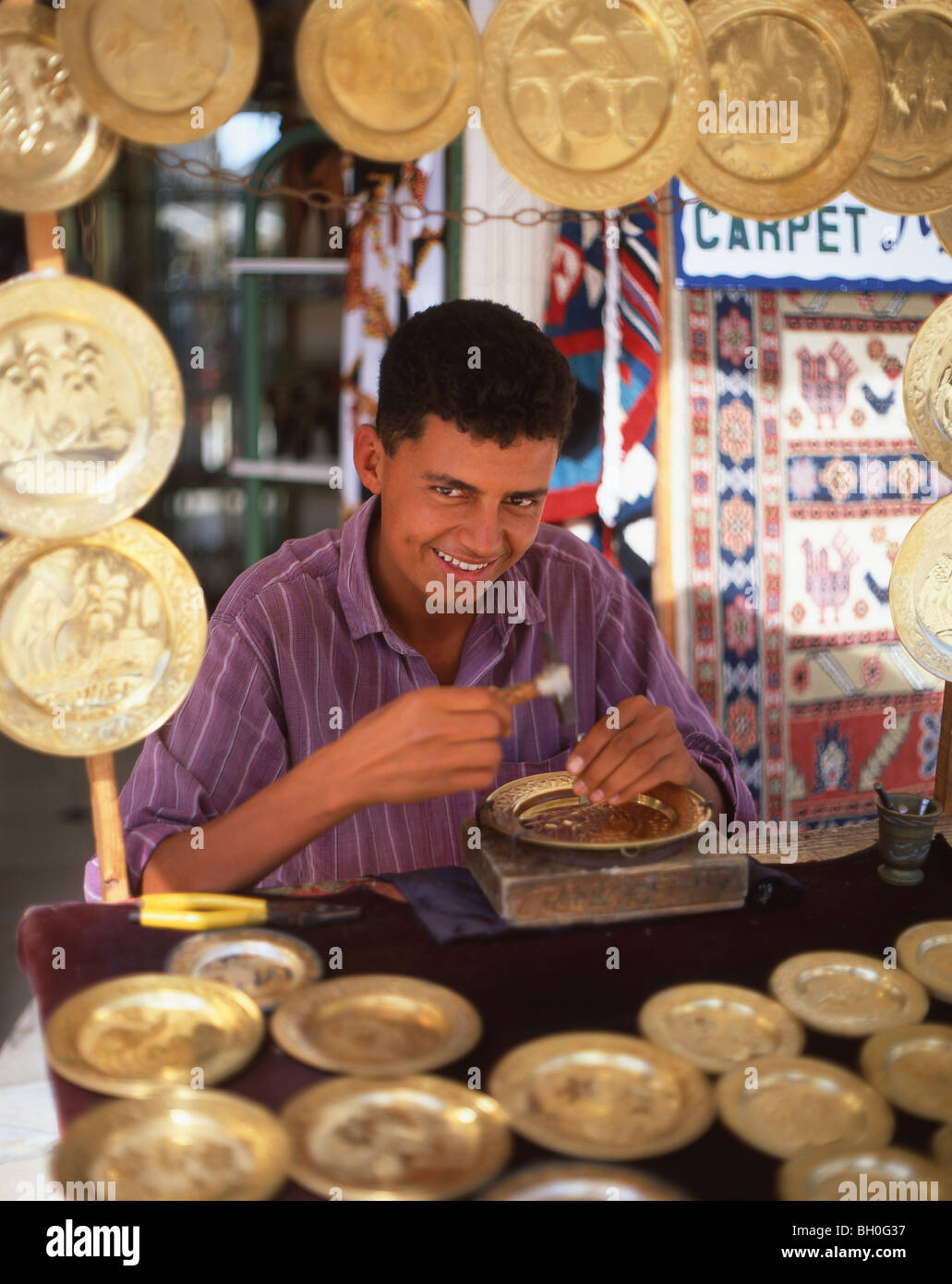 Ragazzo lavoratore in ottone, Sousse Medina, Sousse, Sousse Governatorato, Tunisia Foto Stock