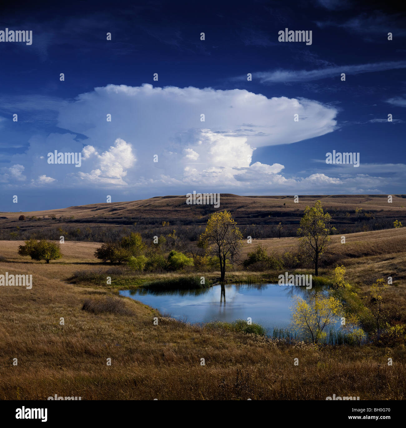 Flint Hills Scenic con un temporale paesi in via di sviluppo verso il sud-est. Foto Stock
