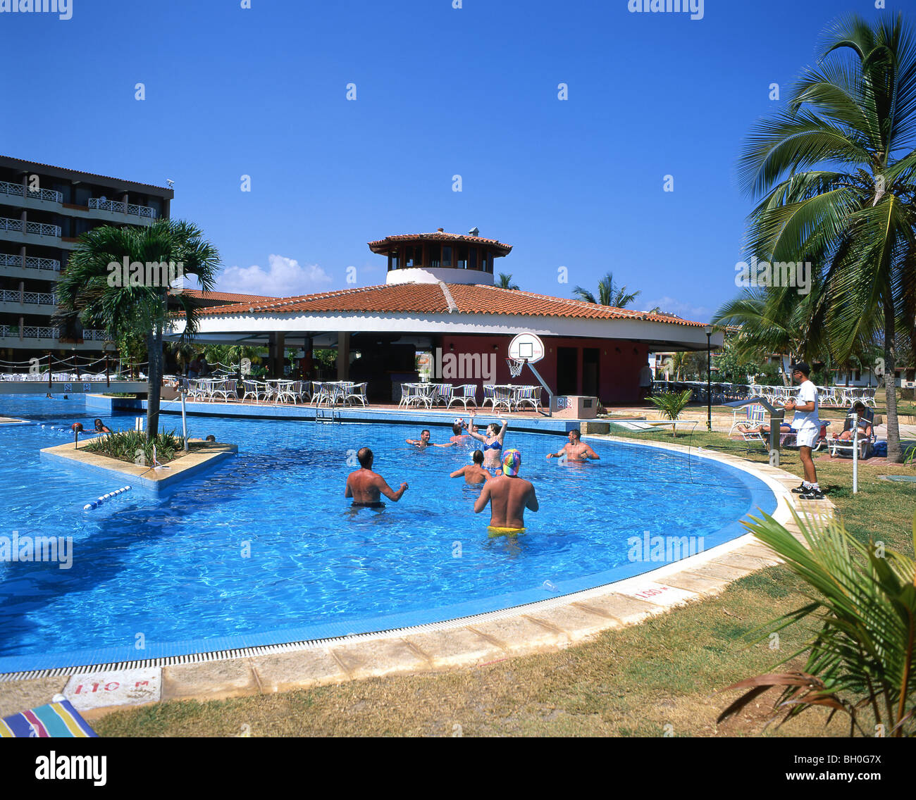Pallavolo in piscina, Hotel Villa Cuba Varadero, Matanzas, Repubblica di Cuba Foto Stock