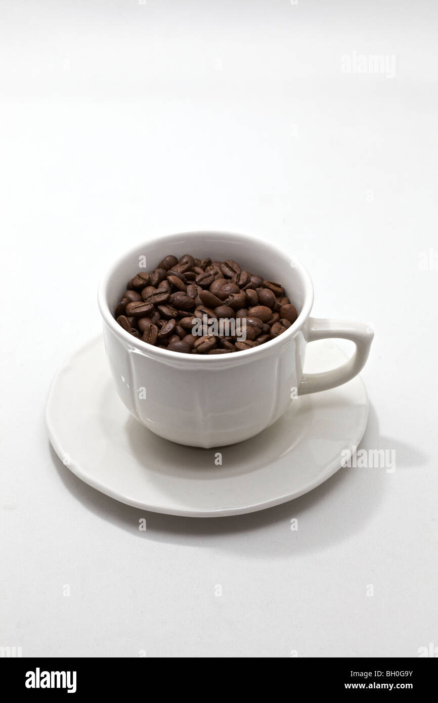 Tazza di caffè riempiti con i chicchi di caffè. Foto Stock