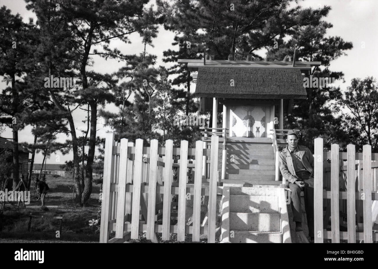 Un GI in posa per una foto nel post della seconda guerra mondiale il Giappone. Foto Stock
