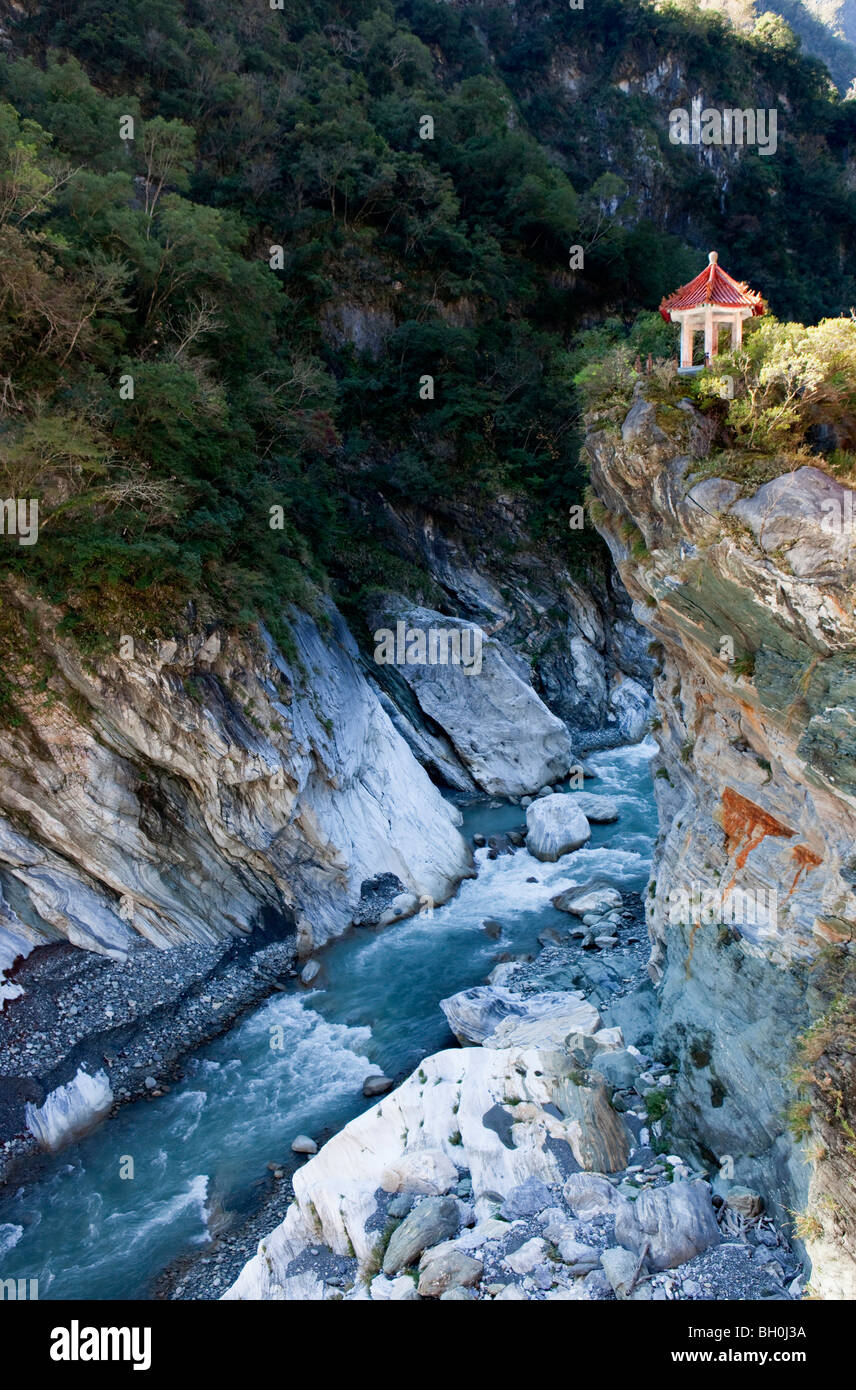 La pagoda di visualizzazione sopra la gola del fiume Liwu, Taroko Gorge, Taroko National Park, Taiwan, Asia Foto Stock