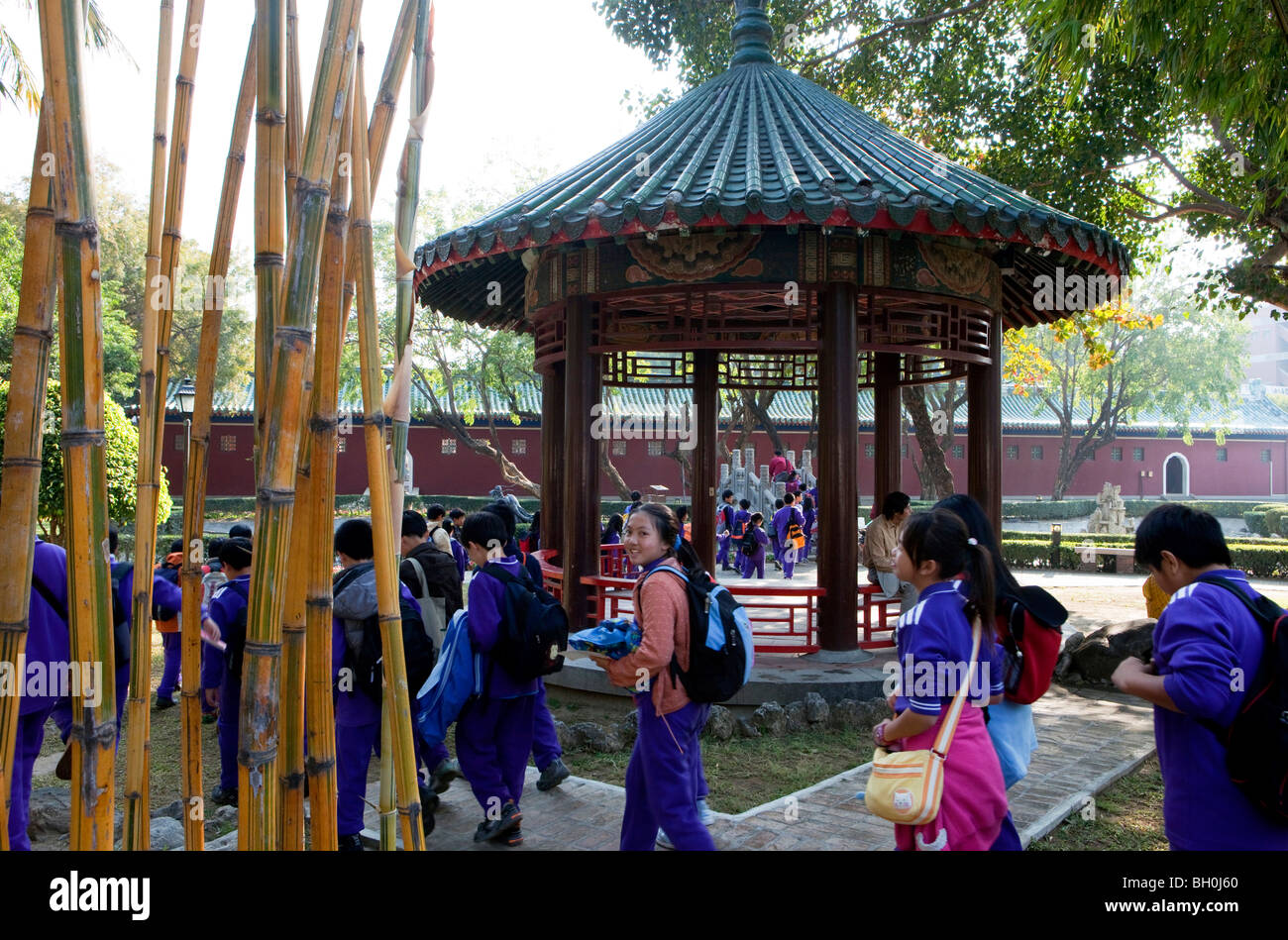 Classe della scuola a piedi attraverso il parco di Koxinga il santuario, Tainan, Taiwan, Asia Foto Stock