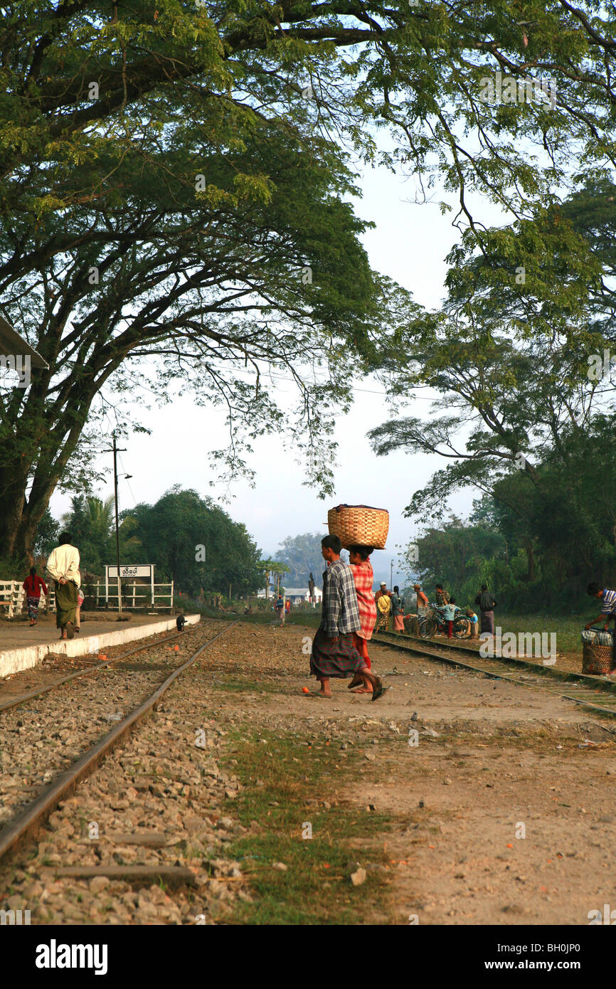 Le donne che trasportano un cestello sopra i binari della stazione, Hispaw, Stato Shan, MYANMAR Birmania, Asia Foto Stock