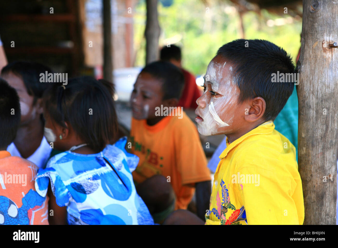 Gli zingari del mare, Moken bambini, arcipelago Mergui, sul Mare delle Andamane, MYANMAR Birmania, Asia Foto Stock