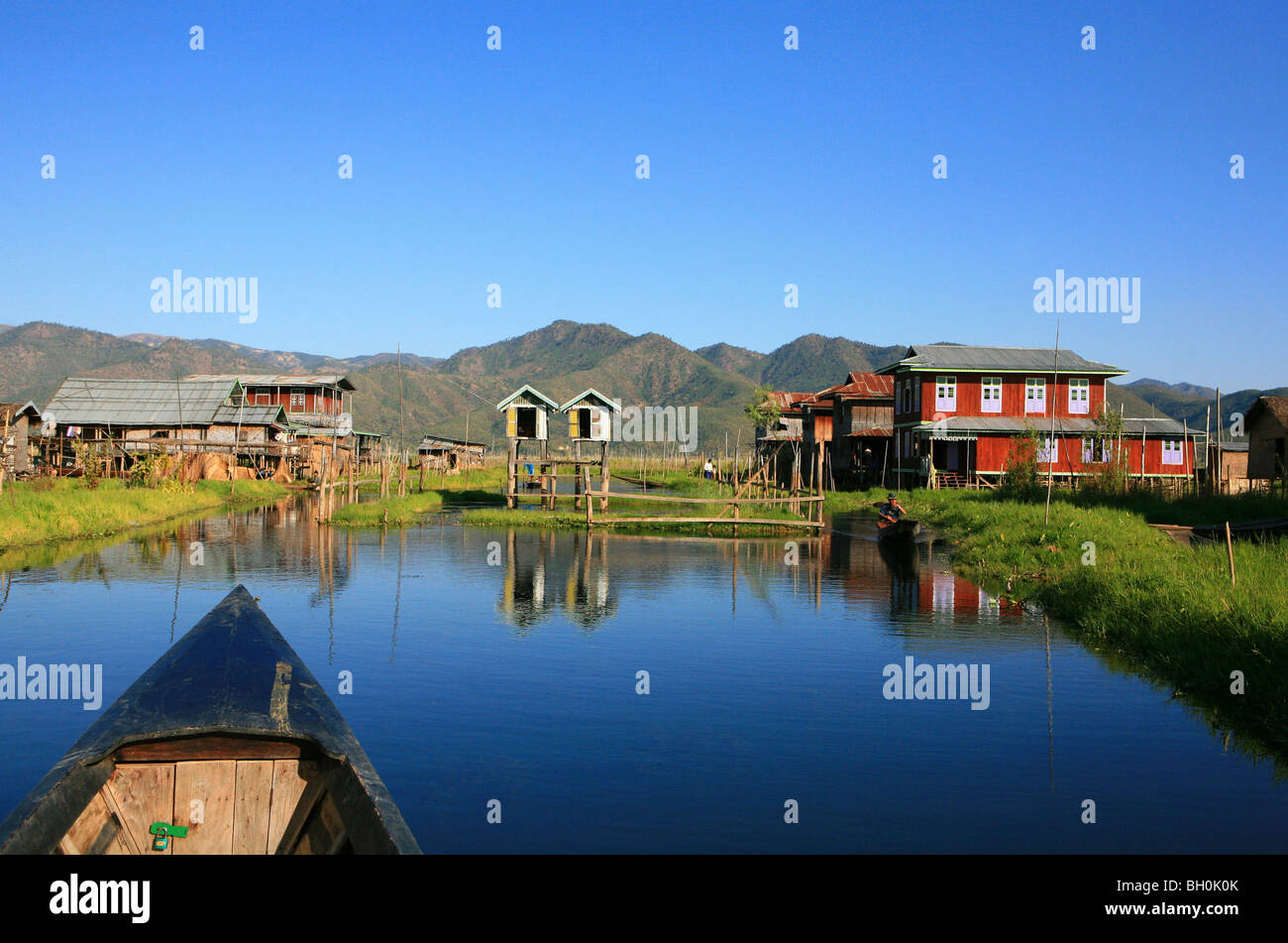 Villaggio di palafitte del popolo Intha sotto il cielo blu, il Lago Inle, Stato Shan, MYANMAR Birmania, Asia Foto Stock