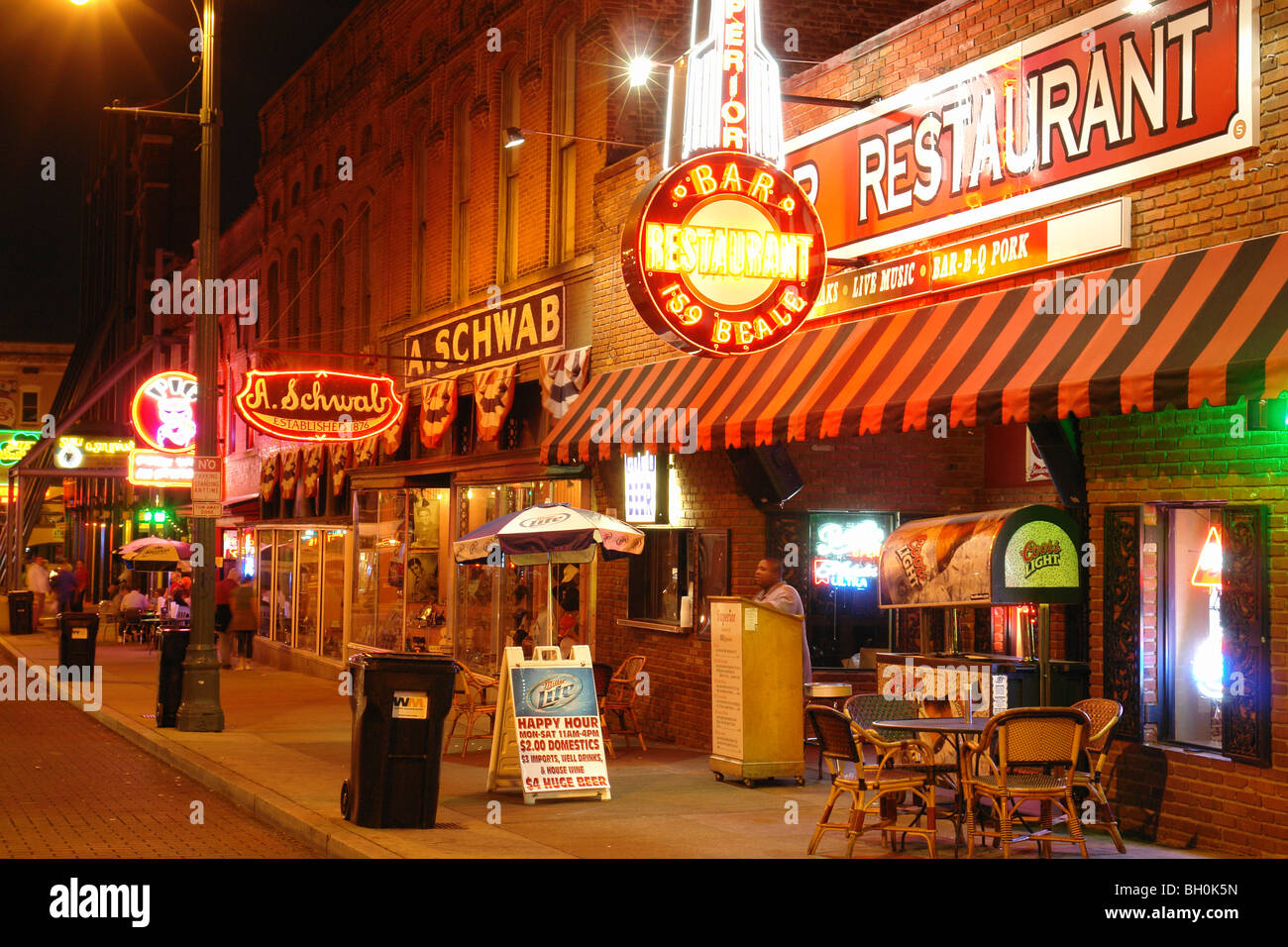 Memphis, TN, Tennessee, Downtown, Beale Street, sera, insegne al neon, il quartiere del divertimento Foto Stock