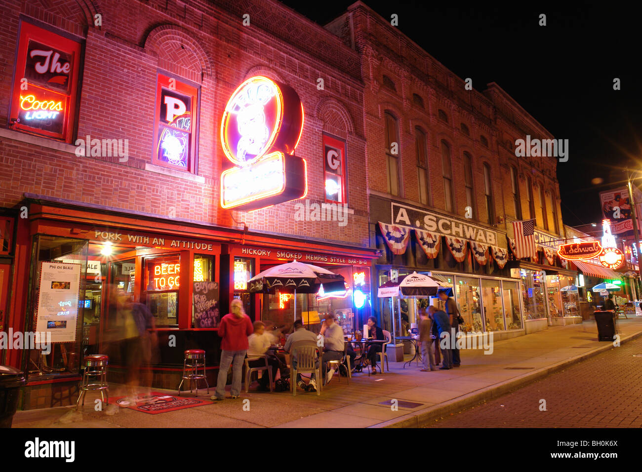 Memphis, TN, Tennessee, Downtown, Beale Street, sera, il quartiere del divertimento, insegne al neon Foto Stock