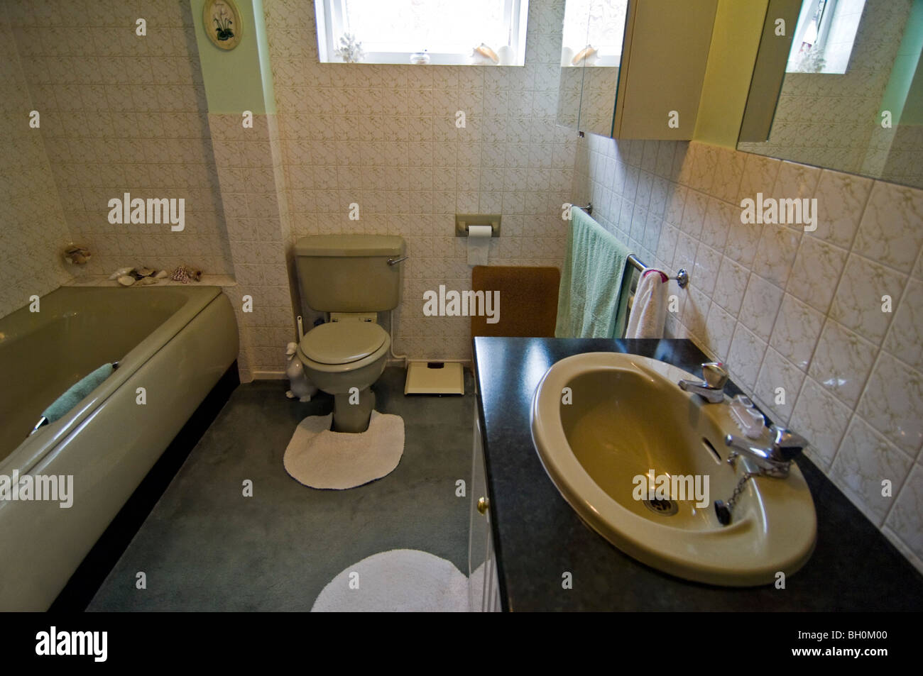 Orizzontale di ampio angolo interno di un vecchio 80's bagno con un colore verde suite bagno. Foto Stock