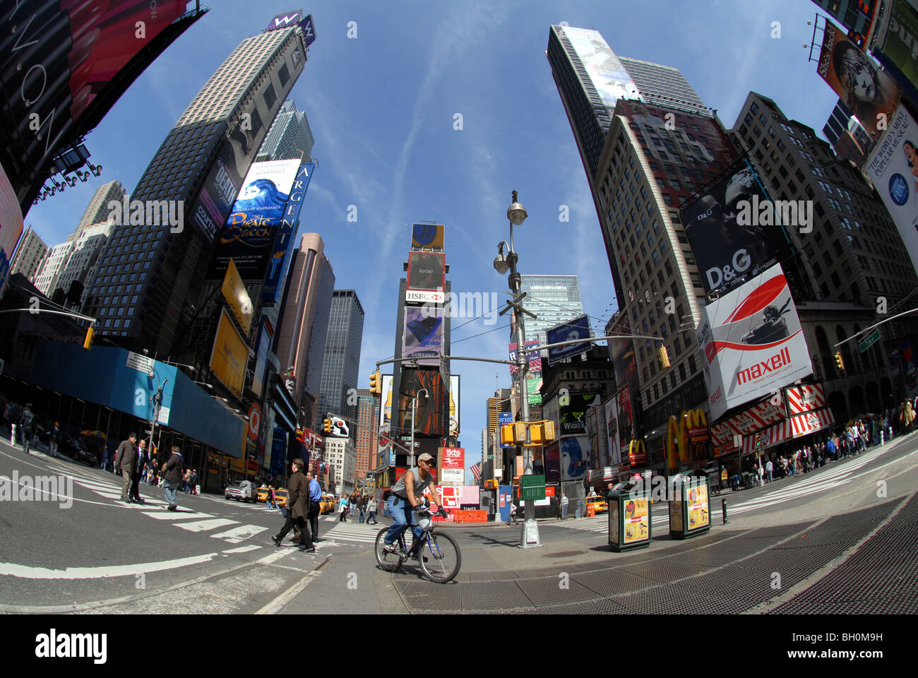 Vista di fish eye tra Times Square di New York City, Stati Uniti d'America. Foto Stock
