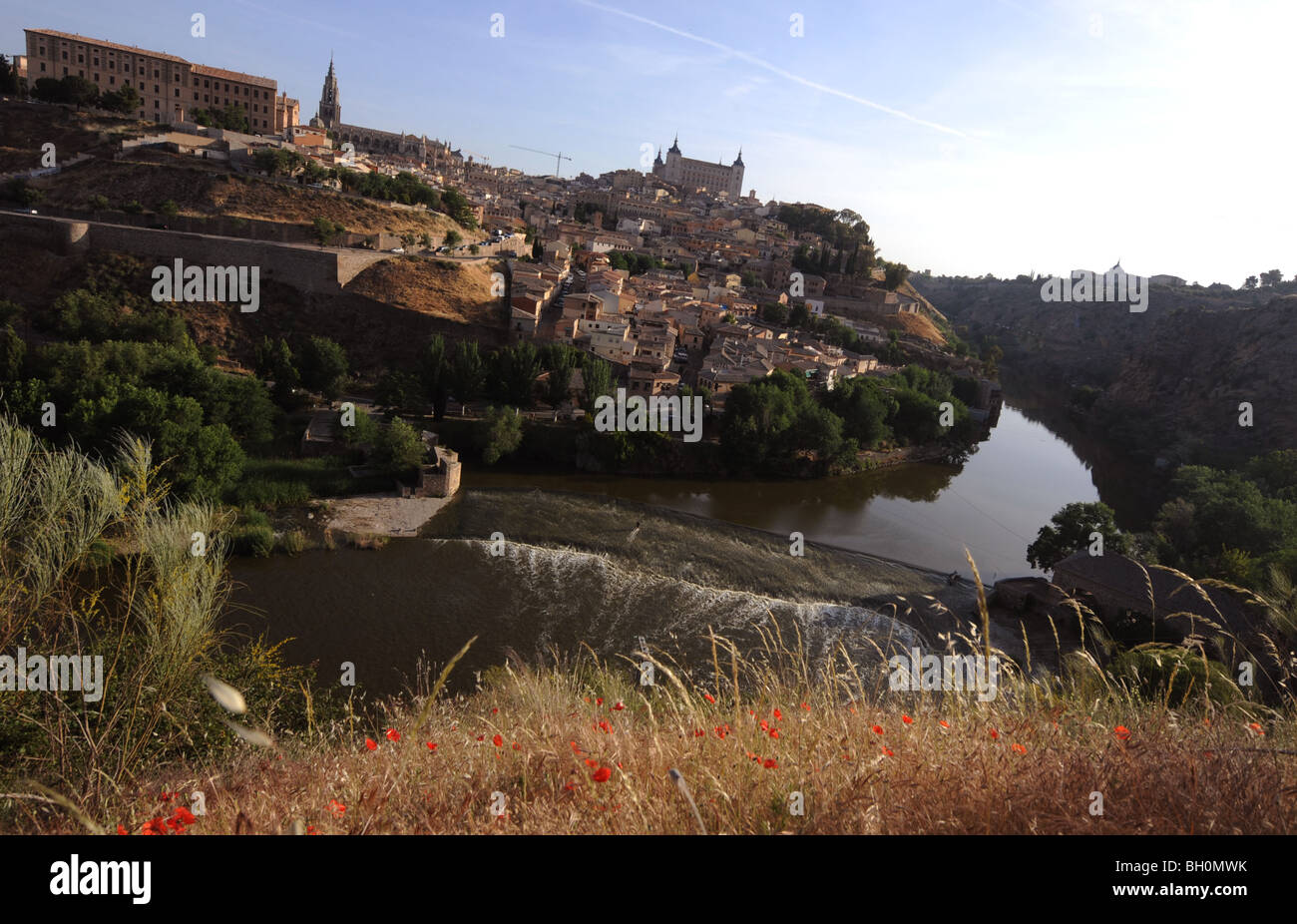 Il fiume Tago scorre intorno alla città storica di Toledo in Spagna. Foto Stock