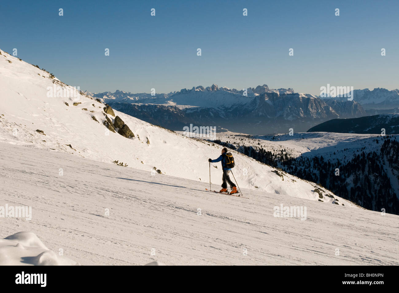 Un uomo su un alpine ski tour, sci alpinismo, sci di fondo attrezzatura, Reinswald, area sciistica Val Sarentino Alto Adige - Italia Foto Stock