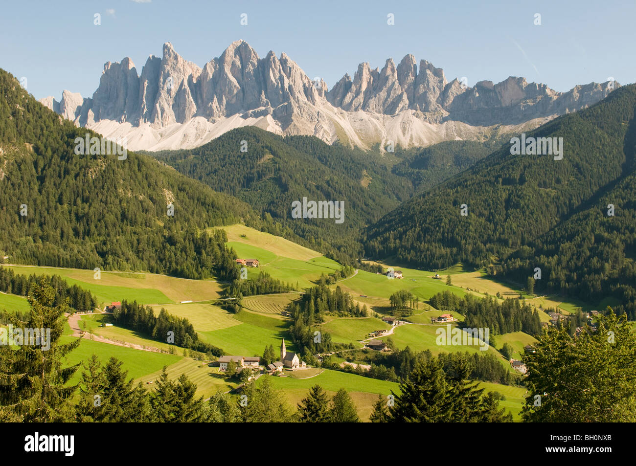 Paesaggio di montagna e il paesino di montagna San Magdalena, Villnoess valley, Dolomiti, Odle, Alto Adige, Italia Foto Stock