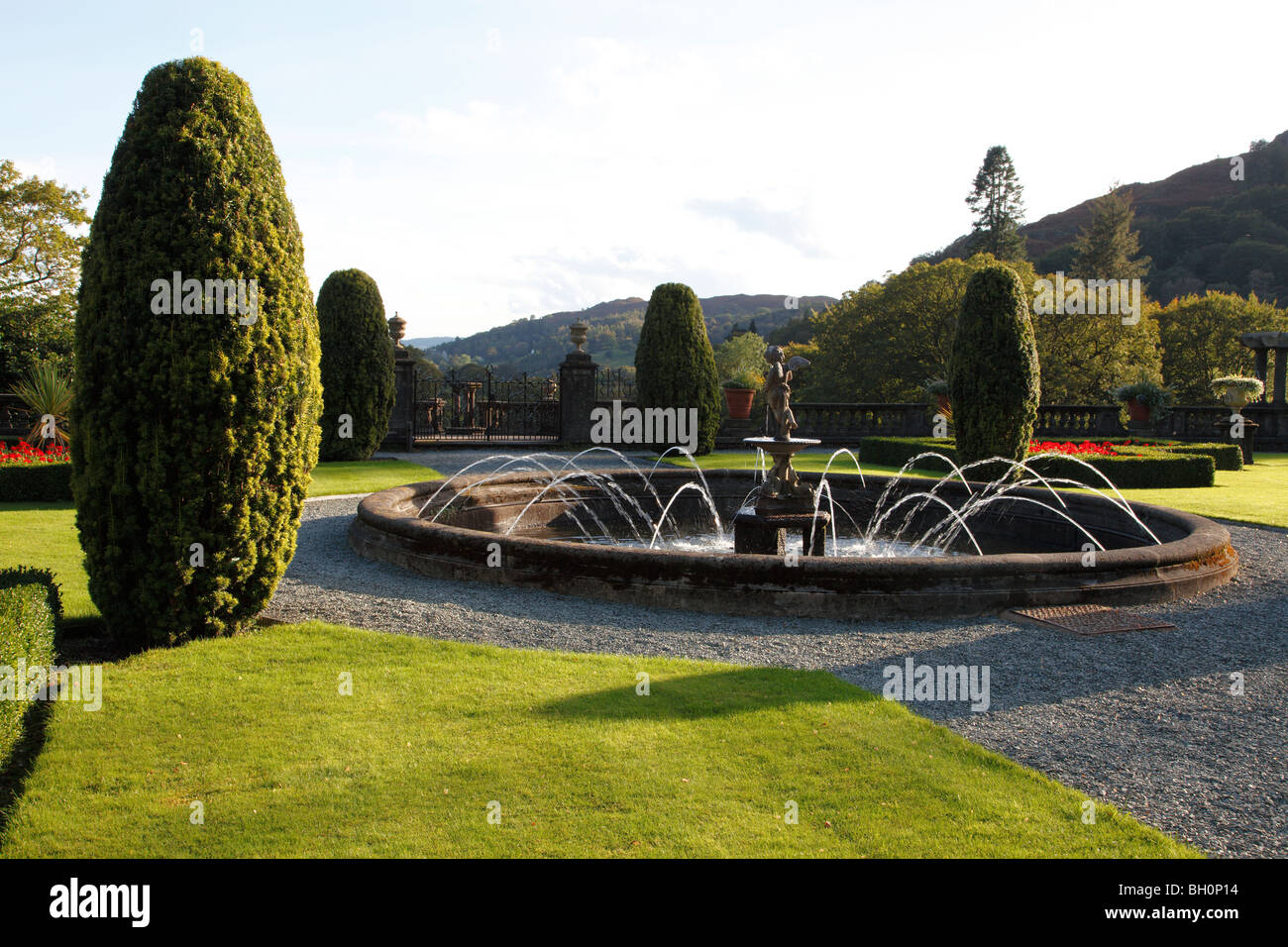 Fontana a Rydal Hall giardini formali, Ambleside, Lake District, Cumbria, Regno Unito Foto Stock