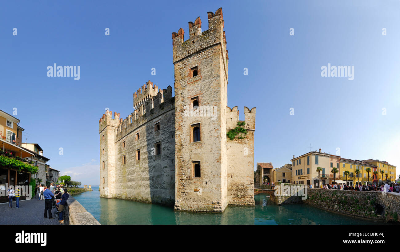 Castello Scaligero presso il lago di Garda e Sirmione, Lombardia, Italia Foto Stock