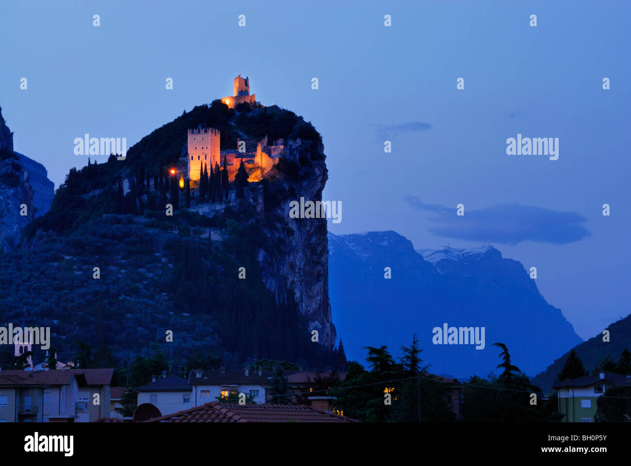 Castello illuminato la rovina di notte, Arco, Trentino-Alto Adige, Suedtirol, Italia Foto Stock