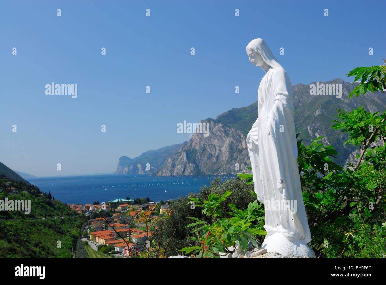 Madonna figura, vista su Nago-Torbole, Trentino-Alto Adige, Suedtirol, Italia Foto Stock