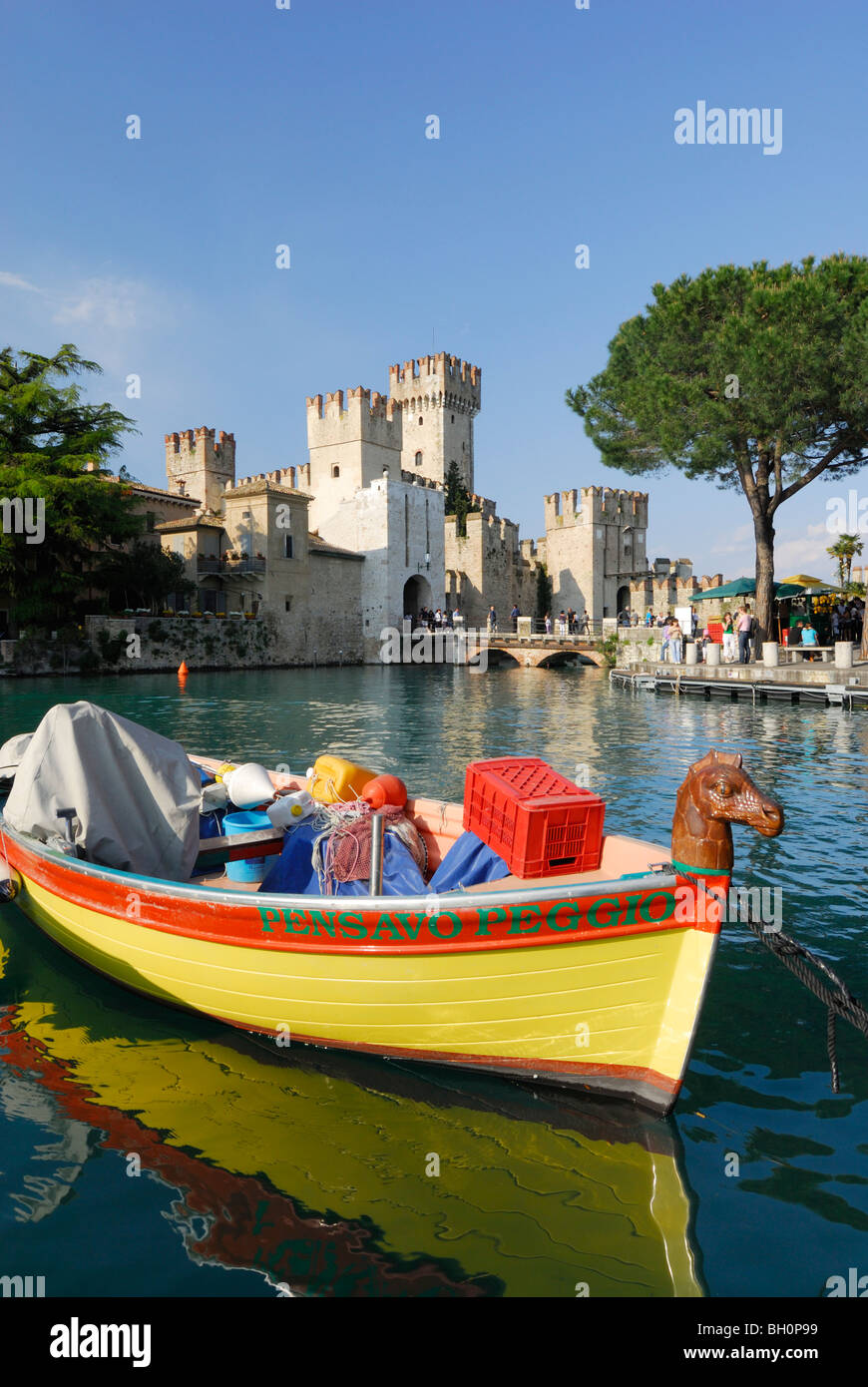 Barca da pesca, Castello Scaligero in background, Sirmione sul lago di Garda, Lombardia, Italia Foto Stock
