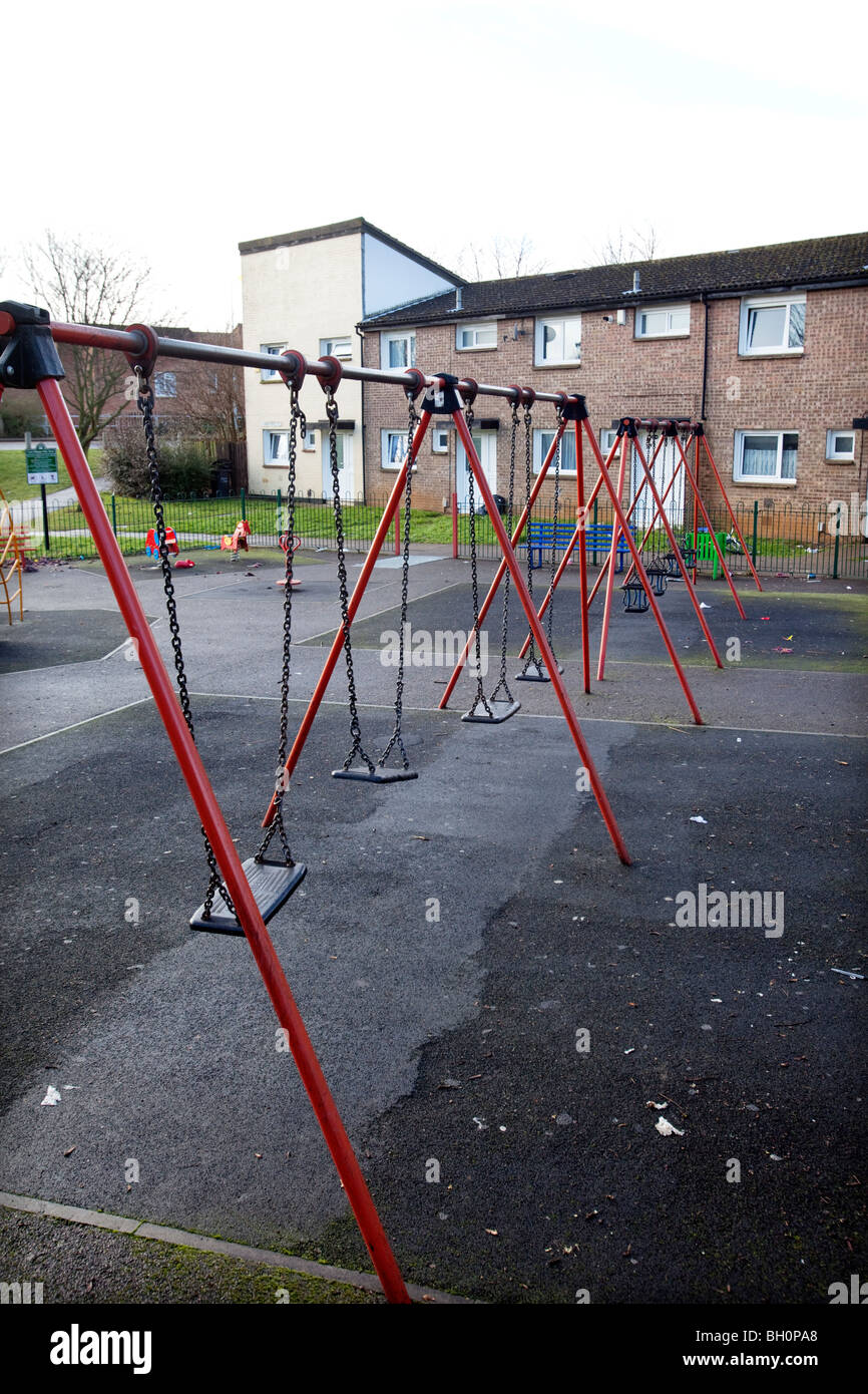 Un parco giochi per bambini in un sobborgo di Northampton, Regno Unito Foto Stock