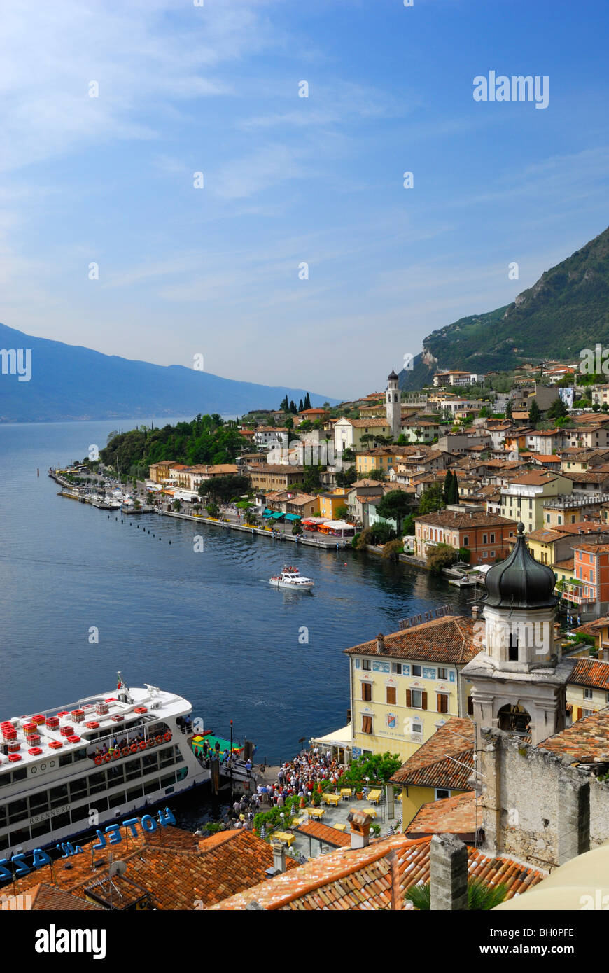 Vista su Limone sul Garda sul lago di Garda, Lombardia, Italia Foto Stock