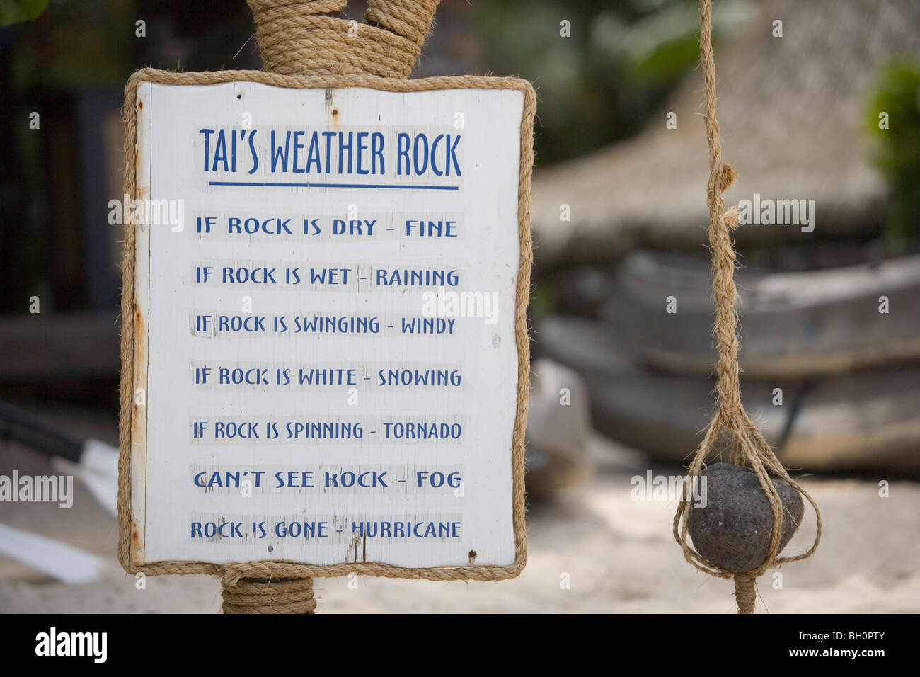 Un segno e una pietra, Tai Meteo della roccia di Muri Beach, Rarotonga Isole Cook, Oceania Foto Stock