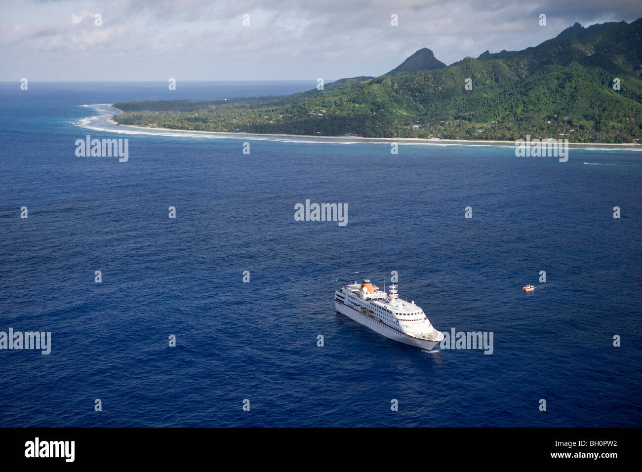 Vista aerea del cruiseship MV Columbus off Rarotonga Isole Cook, South Pacific Oceania Foto Stock