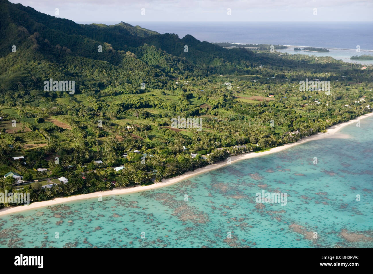 Vista aerea della spiaggia e della costa dell'isola di Rarotonga Isole Cook, South Pacific Oceania Foto Stock