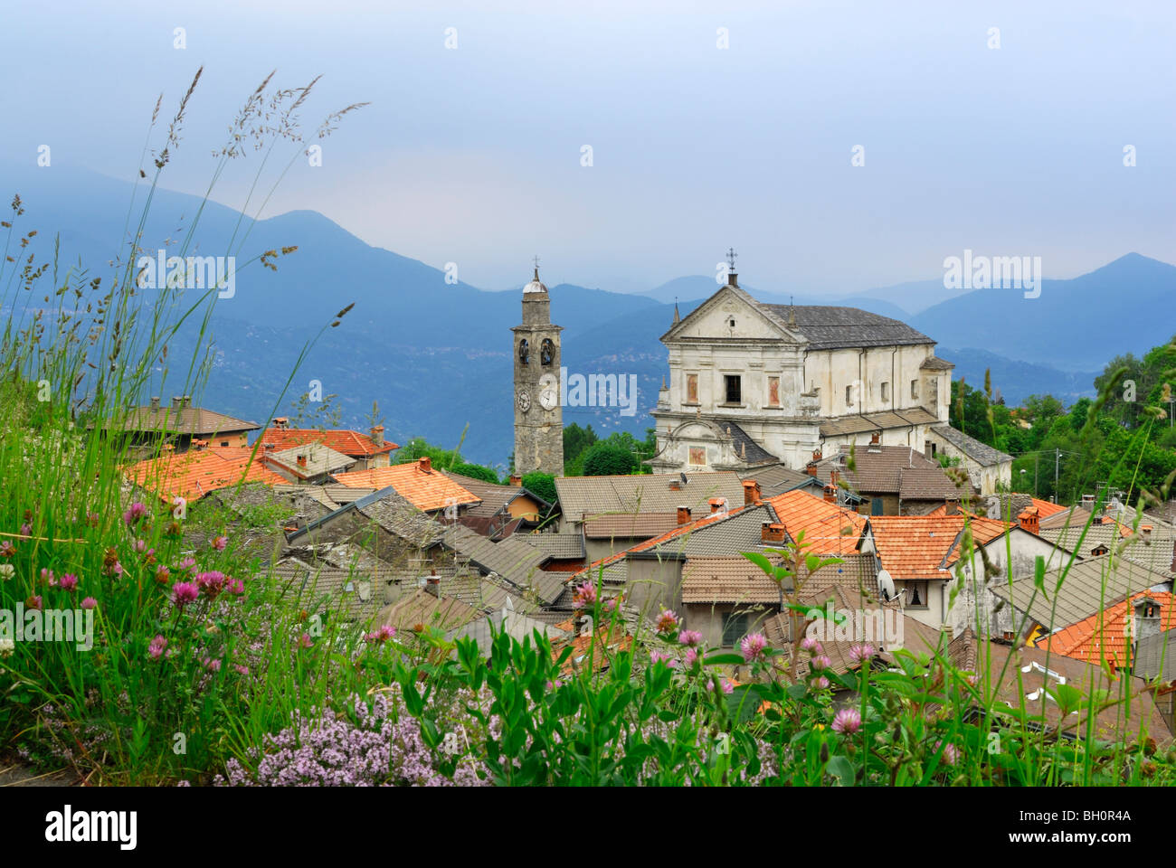 La guglia e chiesa sopra i tetti di Viggiona, Viggiona, Cannero, Lago Maggiore, Lago Maggiore, Piemonte, Italia Foto Stock