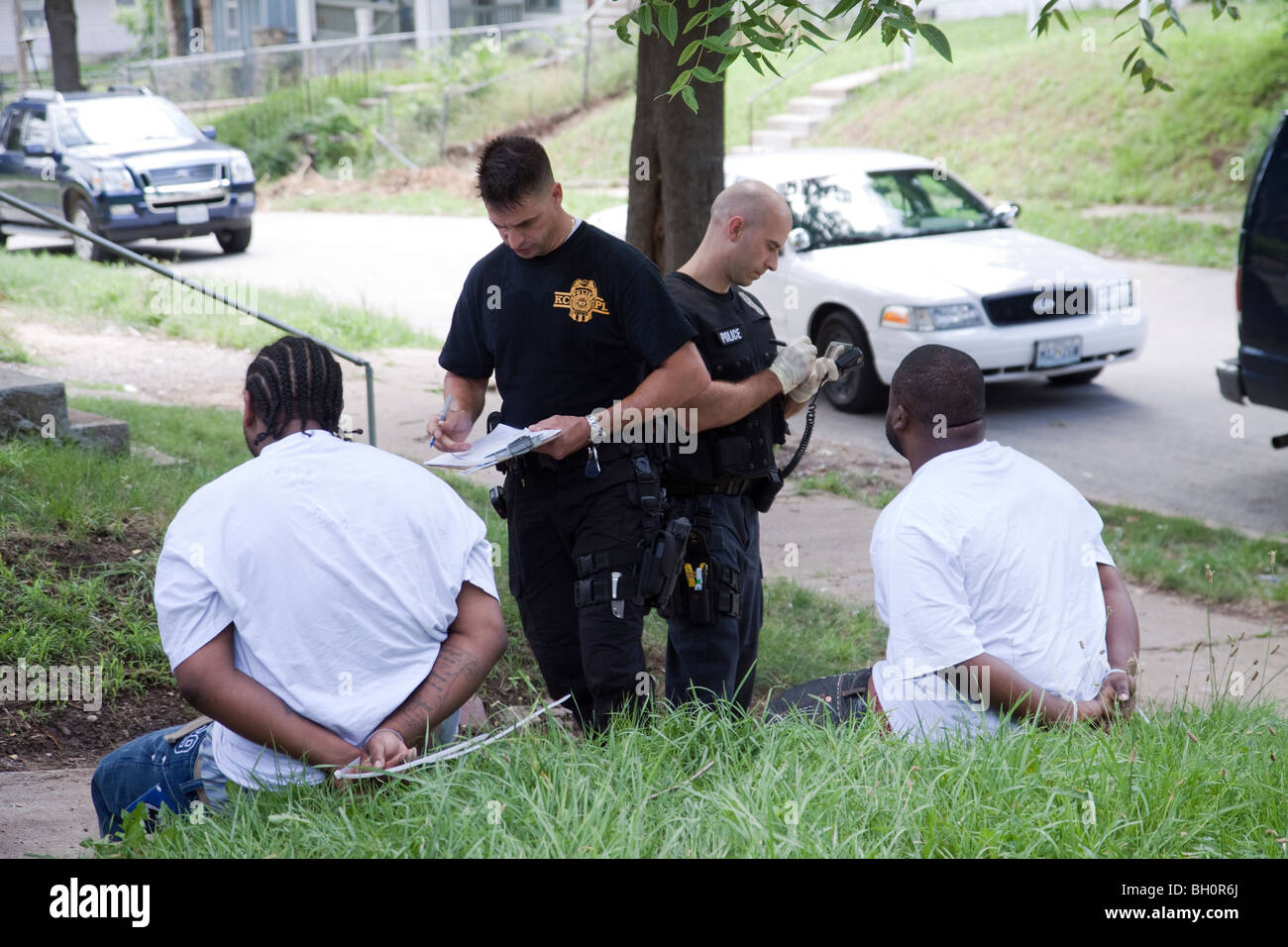 I funzionari di polizia con sospetta dopo un correlato al farmaco di un mandato di perquisizione. Kansas City, MO PD Street Unità narcotici e pista Squad. Foto Stock
