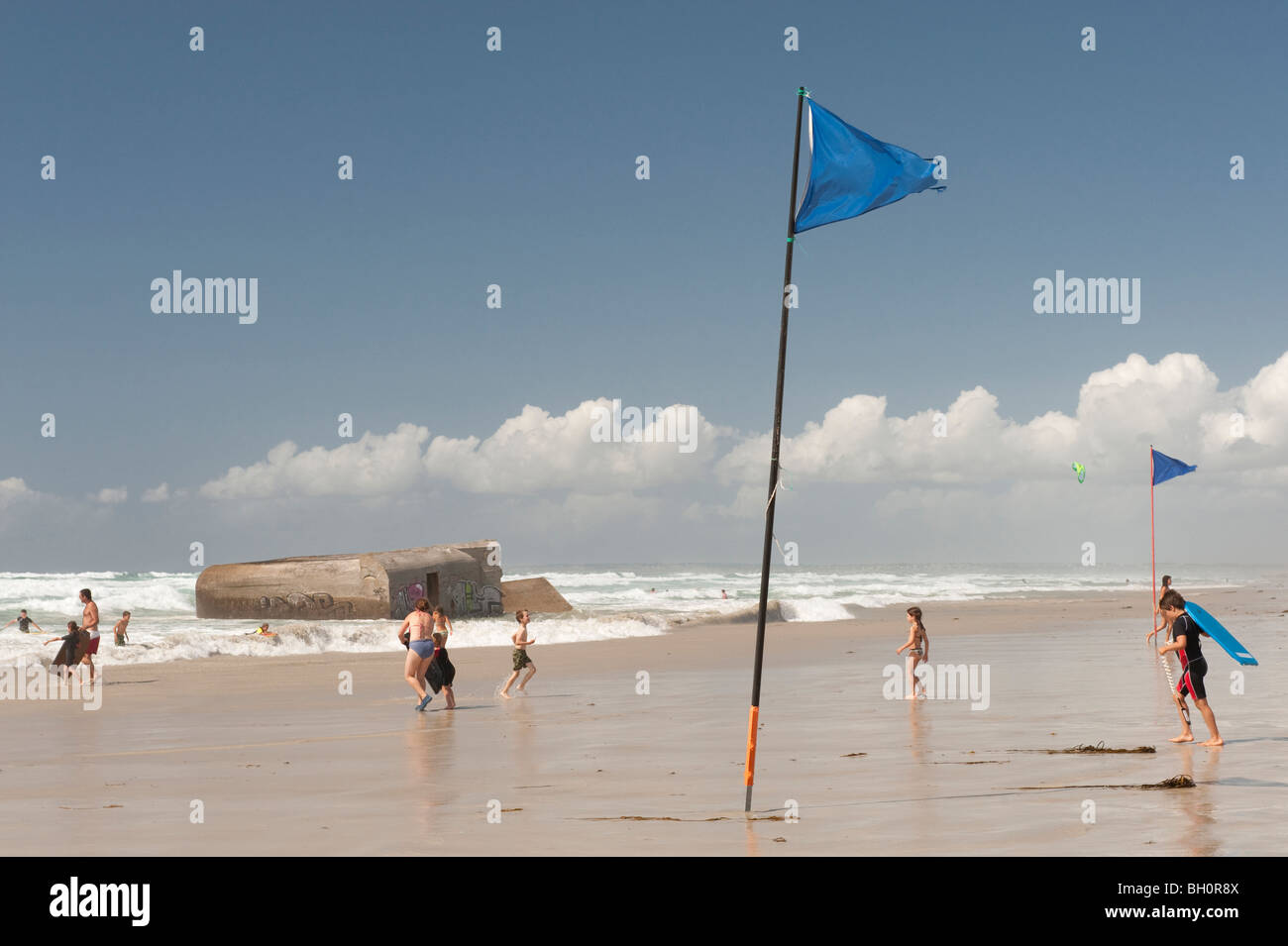 Bandiere blu battenti per una nuotata in mare a Plage de Tronoan, Penmarc'h, sud della Bretagna, Francia. Foto Stock
