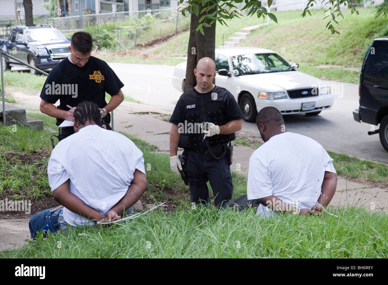 I funzionari di polizia con sospetta dopo un correlato al farmaco di un mandato di perquisizione. Kansas City, MO PD Street Unità narcotici e pista Squad. Foto Stock