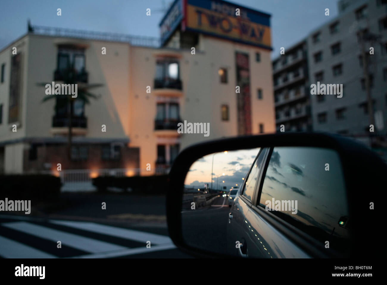 Un hotel e riflesso dallo specchio sono illustrati dalla finestra di un auto nei pressi di Yokohama, Giappone Foto Stock