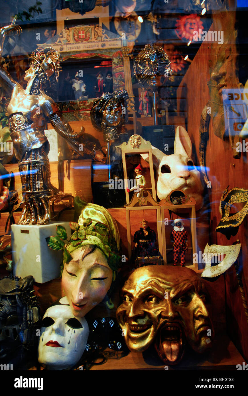 Le maschere in vetrina del negozio di Alice Atelier, Via Faenza, Firenze,  Toscana, Italia, Europa Foto stock - Alamy