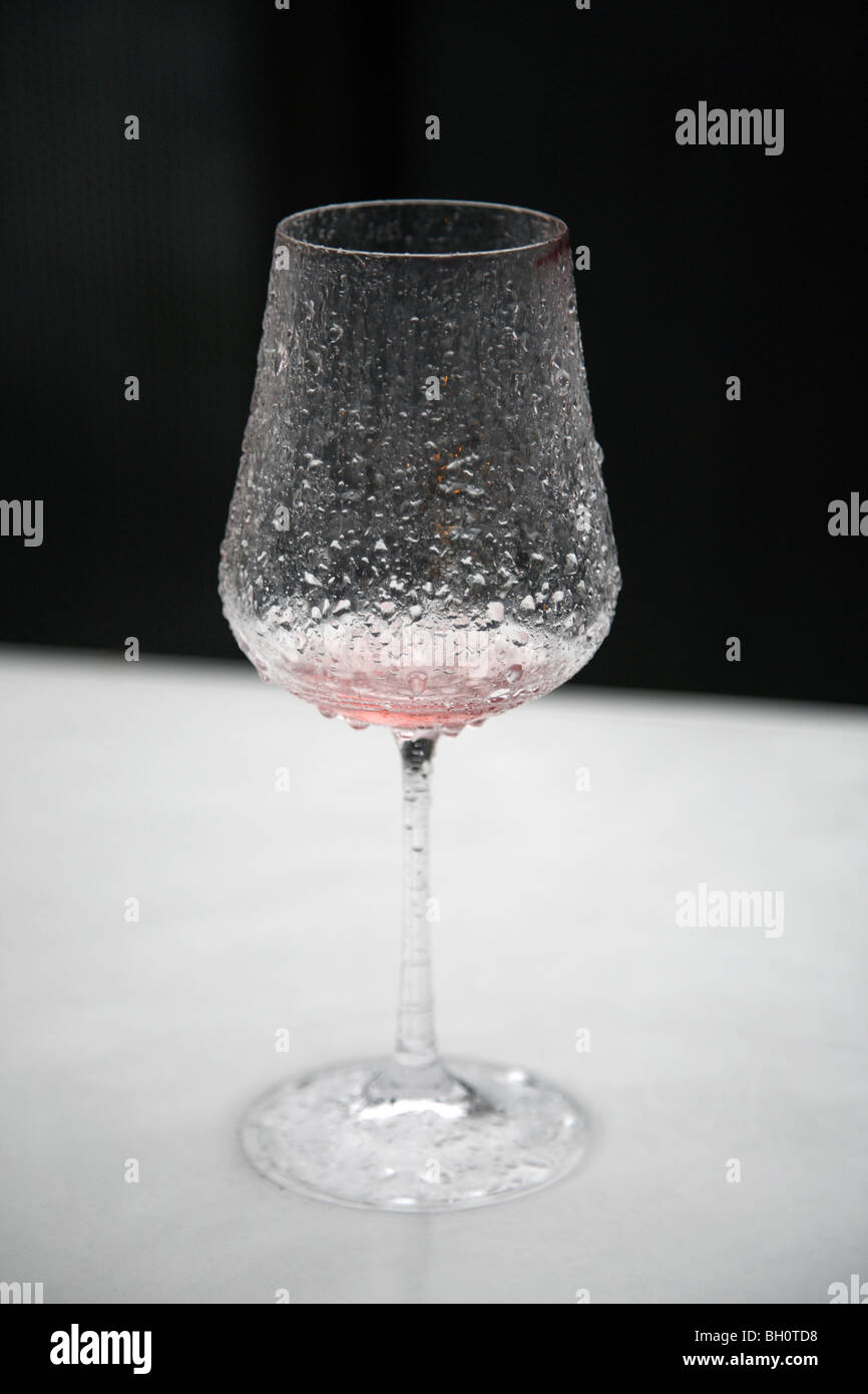 Berlin Leeres Weinglas Im Regen vuoto in vetro di vino sotto la pioggia Foto Stock