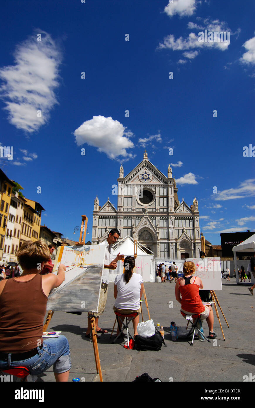 La classe della pittura di fronte la chiesa di Santa Croce sotto il cielo blu, Piazza Santa Croce, Firenze, Toscana, Italia, Europa Foto Stock