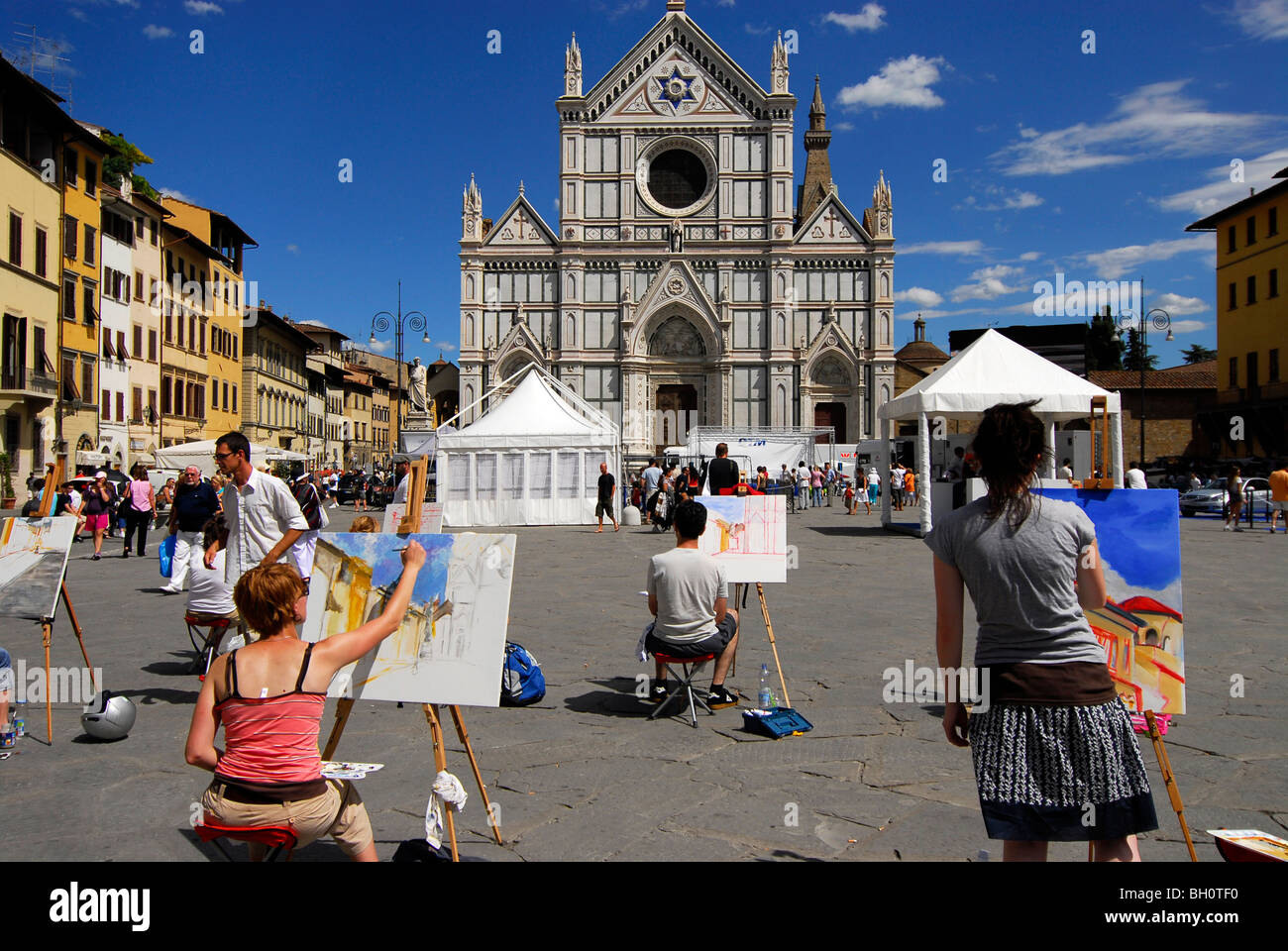 La classe della pittura di fronte la chiesa di Santa Croce sotto il cielo blu, Firenze, Toscana, Italia, Europa Foto Stock