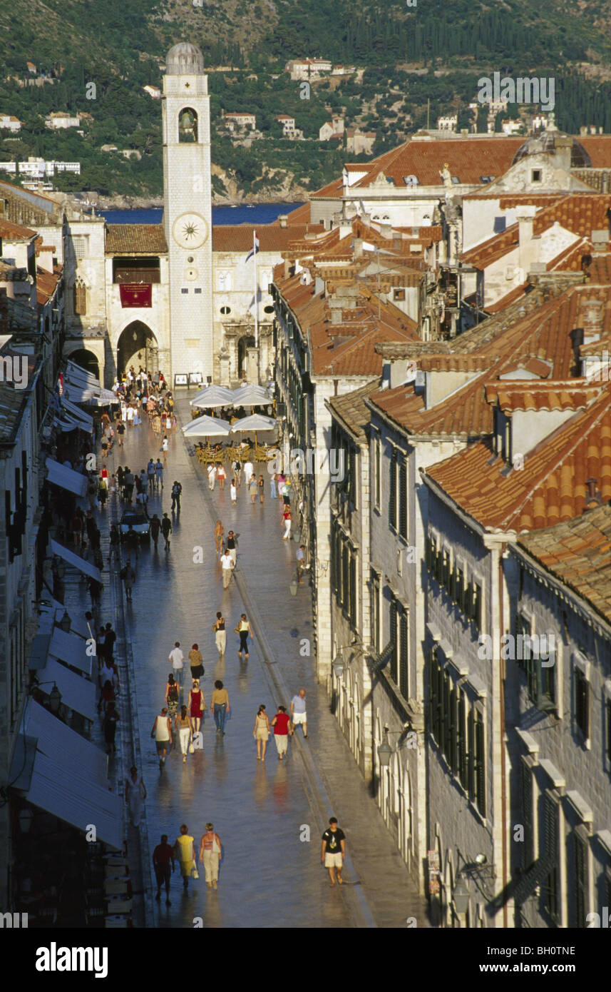 Le persone al Stradun nella Città Vecchia di Dubrovnik, Mare Adriatico croato, Dalmazia, Croazia, Europa Foto Stock