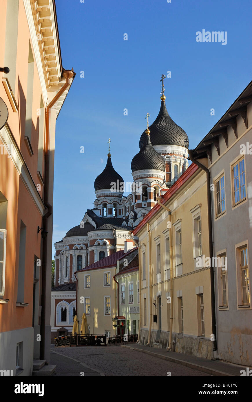 Aleksander Nevski Cattedrale, visto da est verso il basso Piiskopi street, Tallinn, Estonia Foto Stock